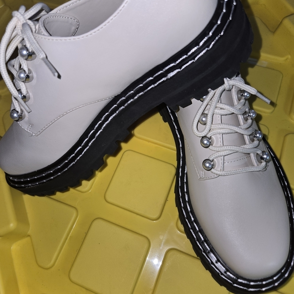 Elegant Cream Women's Loafers with Silver Accents - Picture 9 of 9